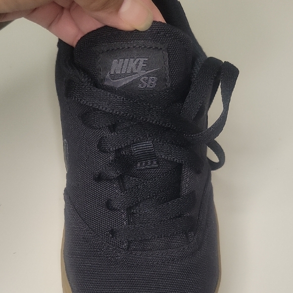 Nike Big Kids Black and Tan Sneakers Sz 4y Boys Good Condition - Picture 8 of 8